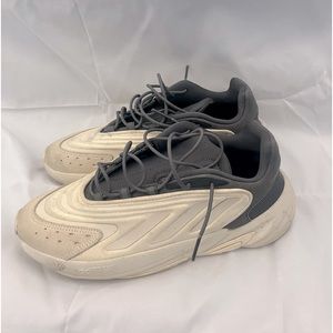 Pair of Ozelia adidas size 9.5 7/10 condition